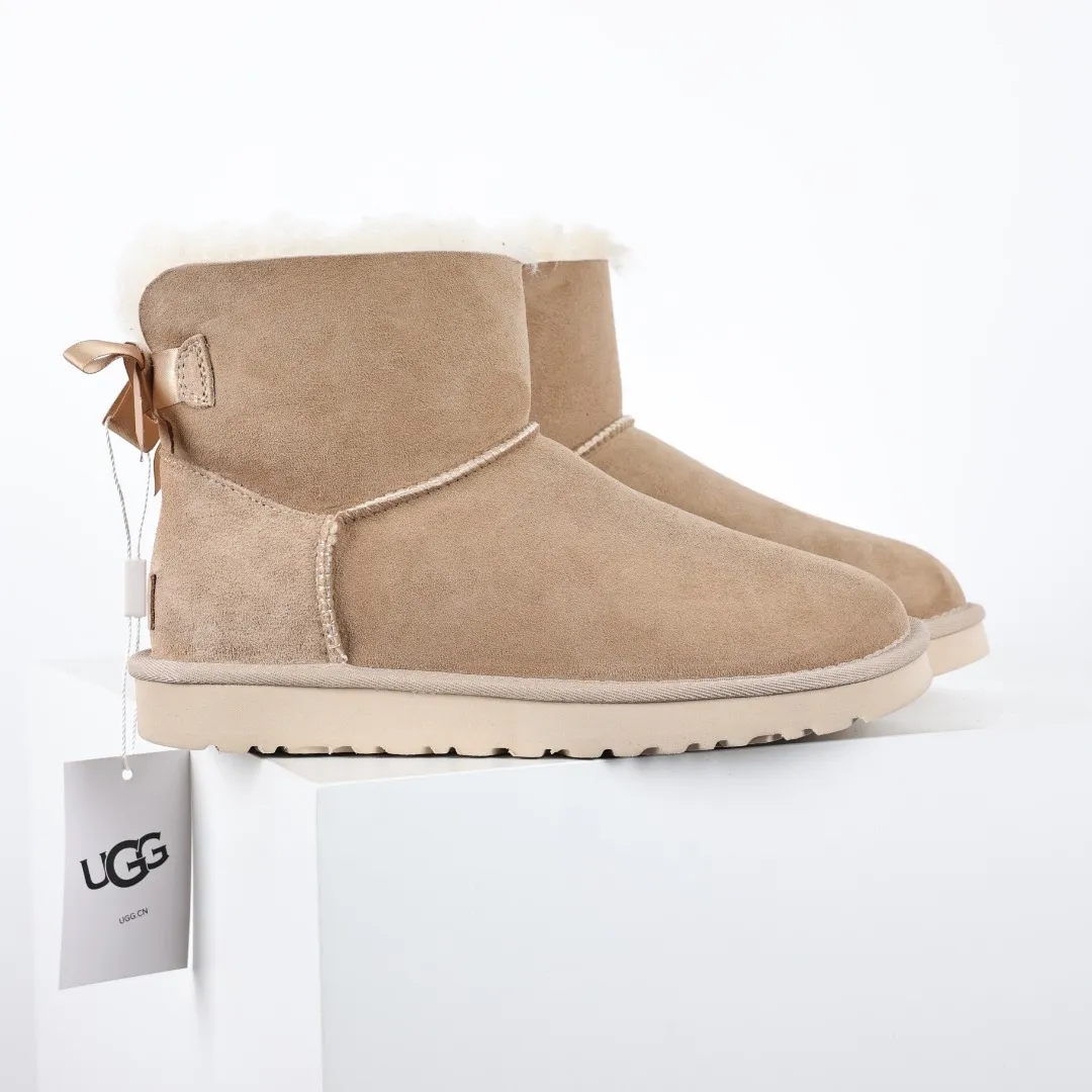 Pick up locally 💰600 Core recommended good price Independently developed original outsole and cashmere insole to keep you warm in winter and suitable for home use. In the new year, uug launched a style series, which is partially geared towards the preferences of young consumers and has also moved to the forefront of fashion trends. Shoe body material Water-repellent coated suede upper 17 mm UGGPURE™ implanted wool insole Lightweight non-slip comfortable rubber outsole With brand LOGO trademark Comes with a full set of packaging Size: 35 36 37 38 39 40